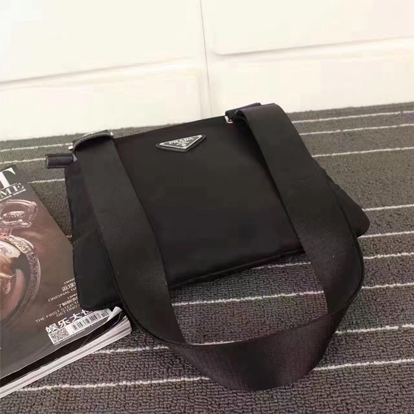 プラダバッグ側面デザイン